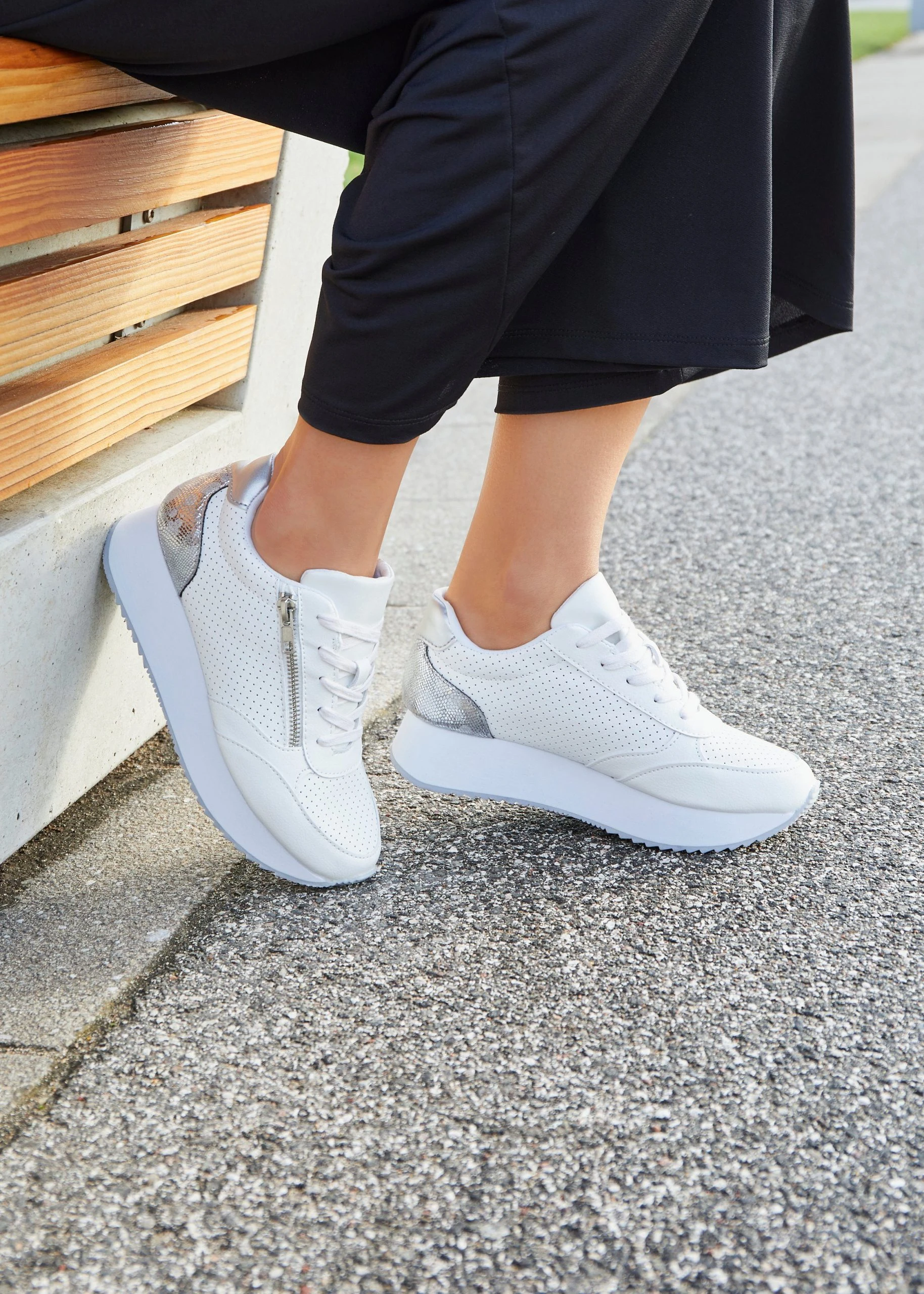 LASCANA Sneaker Plateau Mit Metallic-Einsätzen Und Angesagter Sohle 7 LASCANA Sneaker Plateau Mit Metallic-Einsätzen Und Angesagter Sohle – Bild 7