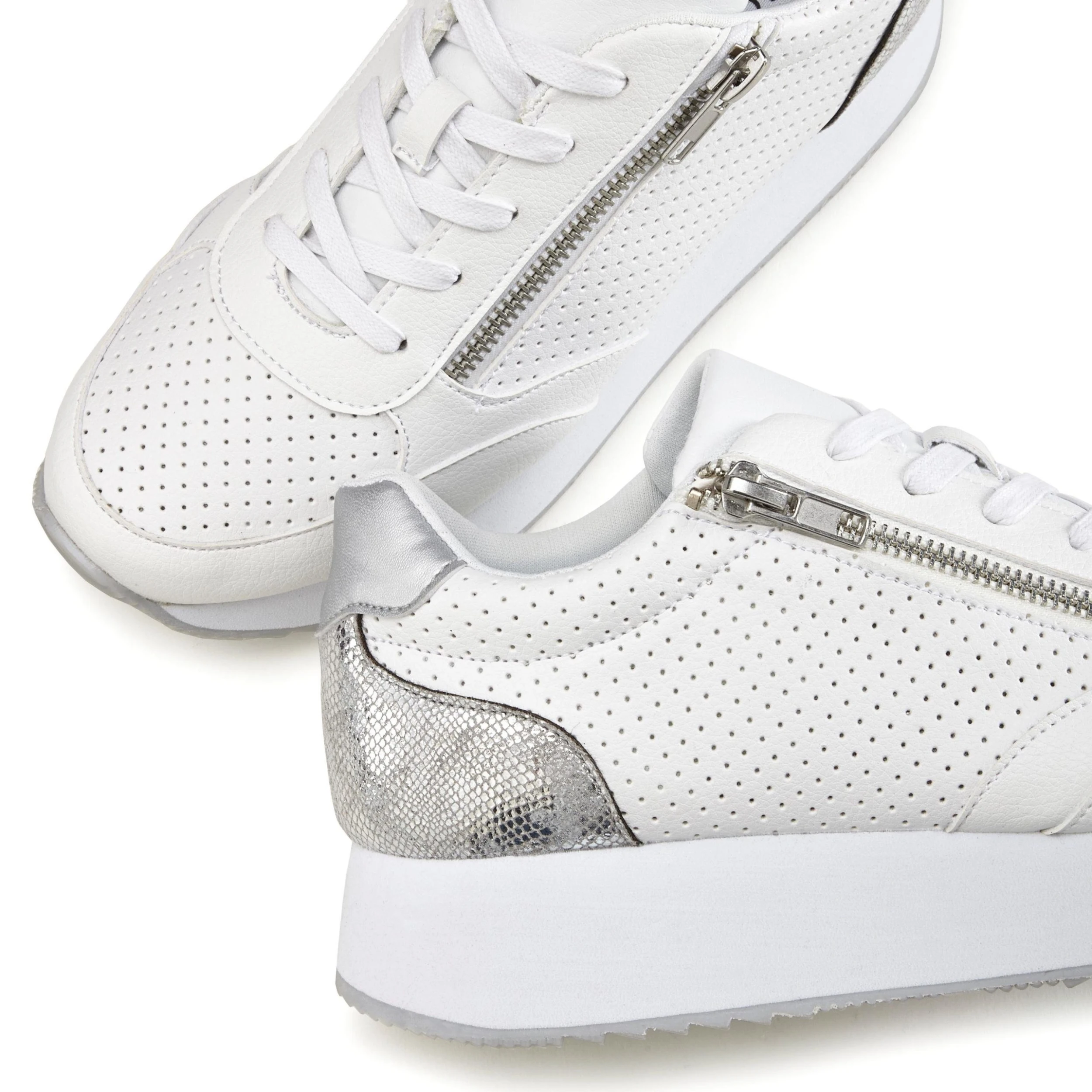 LASCANA Sneaker Plateau Mit Metallic-Einsätzen Und Angesagter Sohle 4 LASCANA Sneaker Plateau Mit Metallic-Einsätzen Und Angesagter Sohle – Bild 4