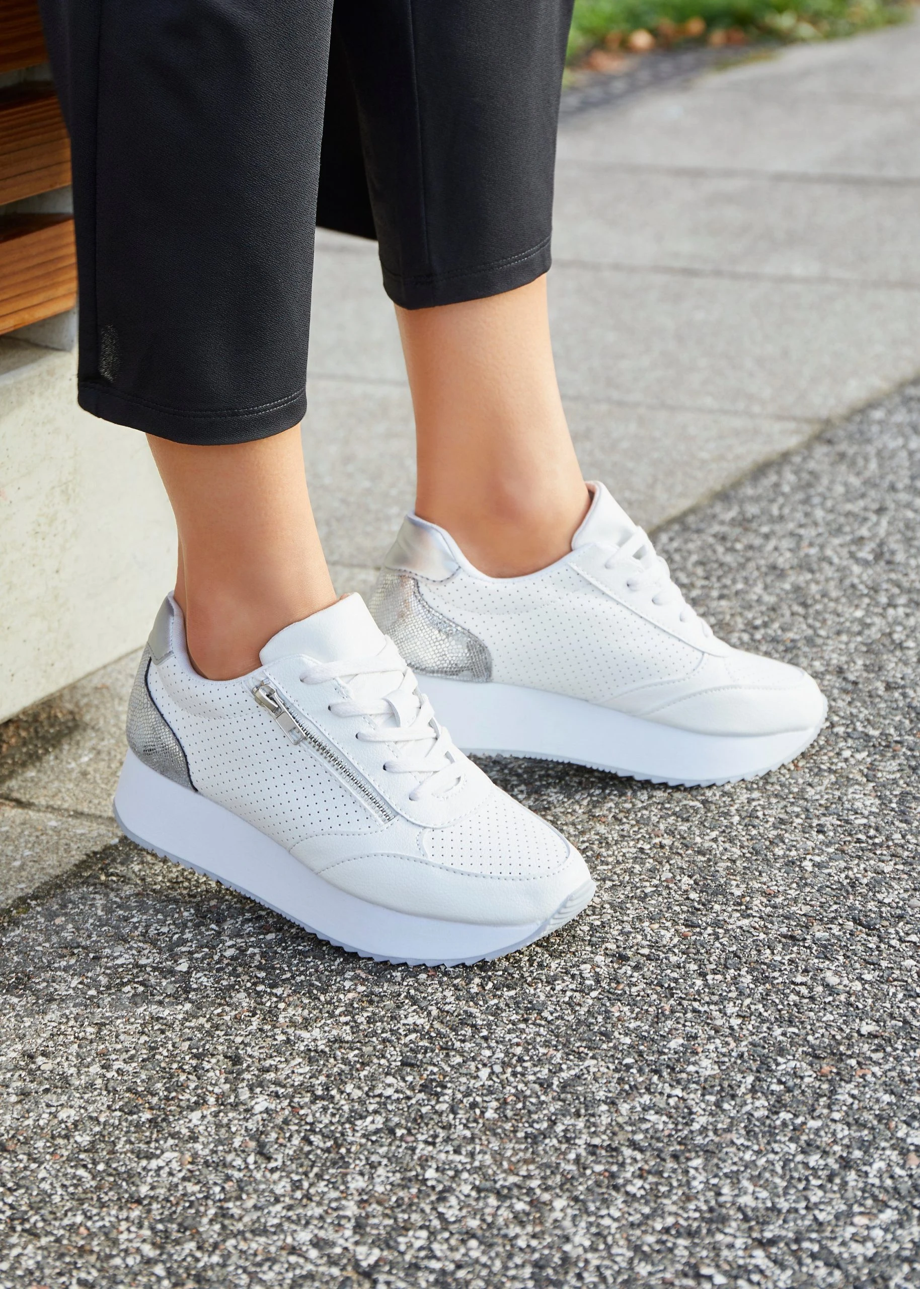 LASCANA Sneaker Plateau Mit Metallic-Einsätzen Und Angesagter Sohle 8 LASCANA Sneaker Plateau Mit Metallic-Einsätzen Und Angesagter Sohle – Bild 8